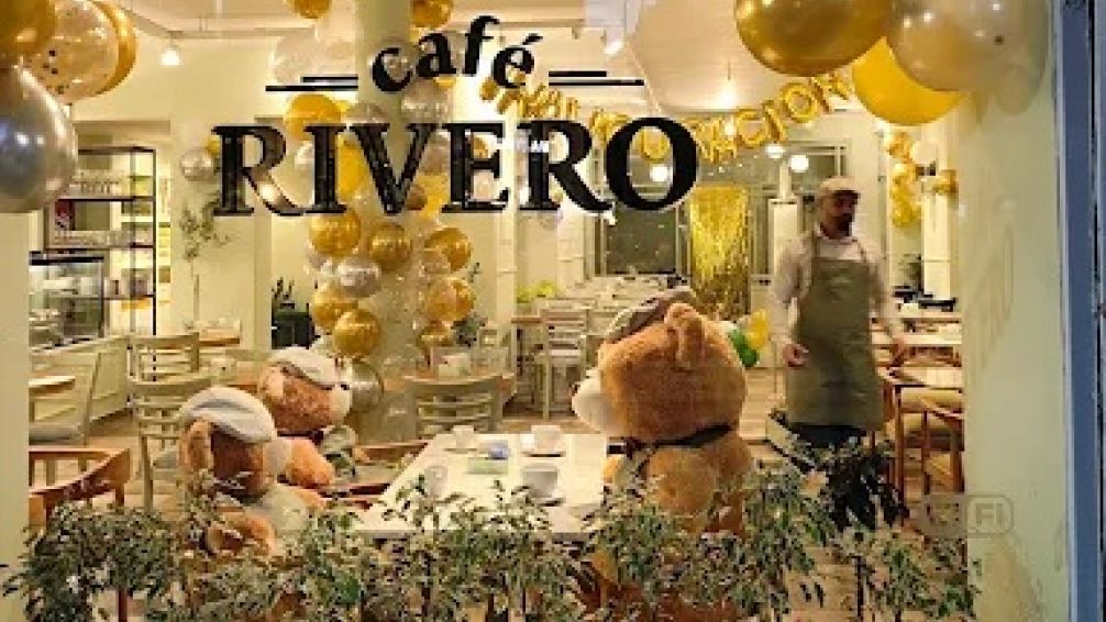 Café Rivero: la cafetería de Recoleta donde siempre tenés compañía gracias a osos gigantes