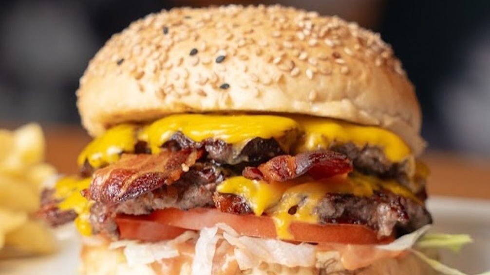 Rock&Feller's llega a Palermo: hamburguesas, cócteles y espíritu rockero en un restaurante gigante