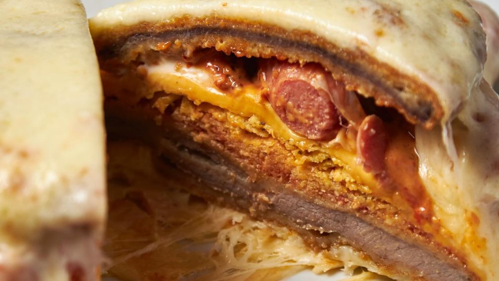 El bodegón de Ramos Mejía que rompió las redes con su "alfajor de milanesa"