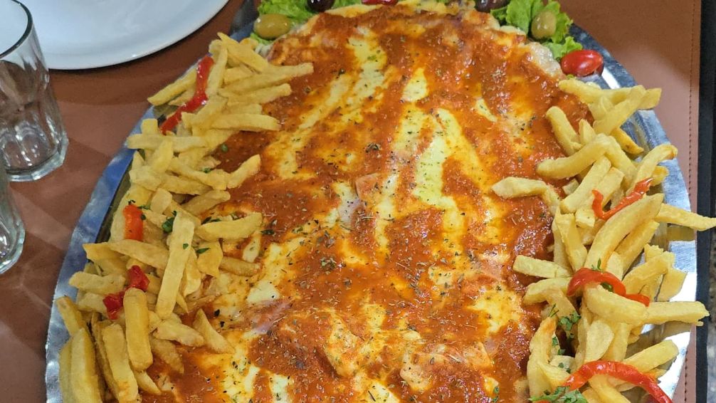 Milanesas XXL: los bodegones porteños que llevan este clásico a otro nivel
