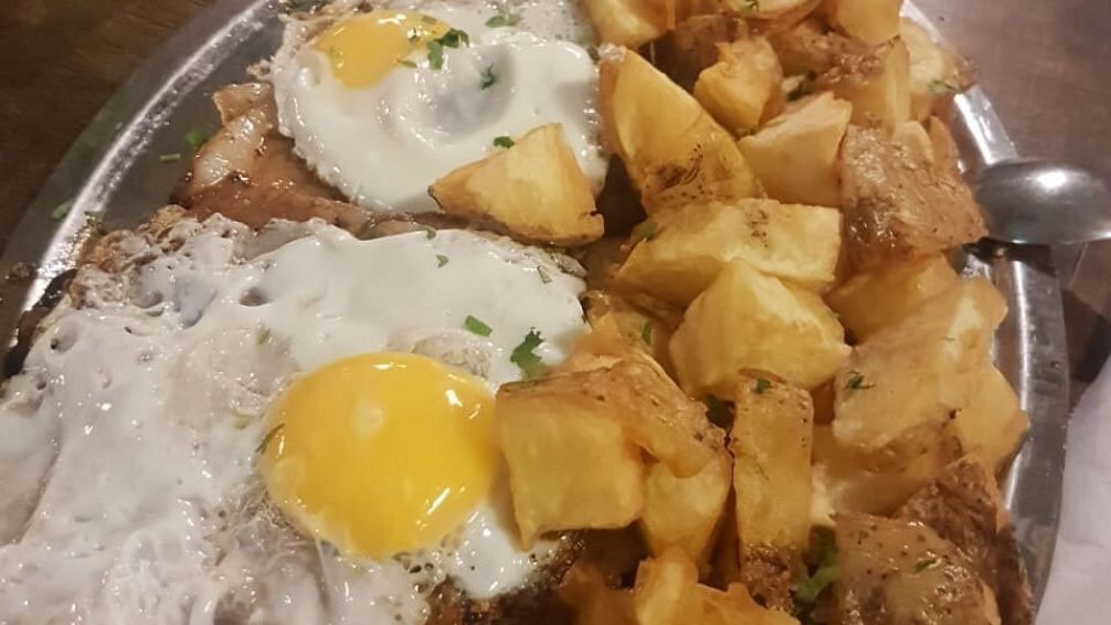 La Flor de Barracas: el bodegón porteño donde la milanesa XXL es la gran protagonista