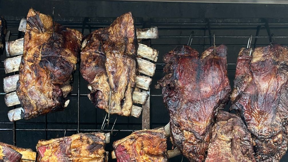 Todo Brasas: la parrilla de Villa Devoto que revoluciona el asado con sus "jaulas de las carnes"