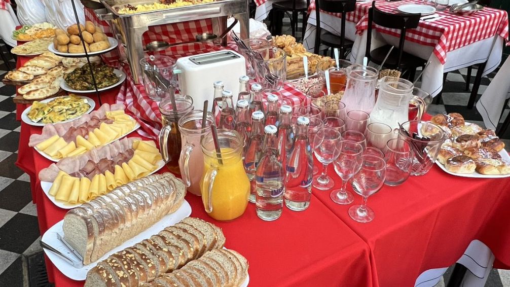 La merienda libre más famosa del Microcentro: tradición, abundancia y precio imbatible en El Progreso