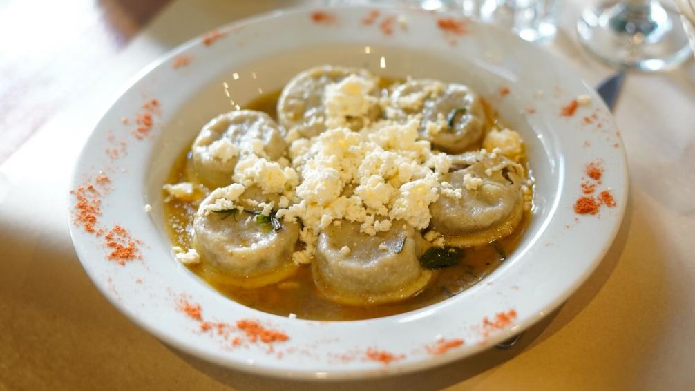 Dos bodegones porteños donde los sorrentinos de carne son religión