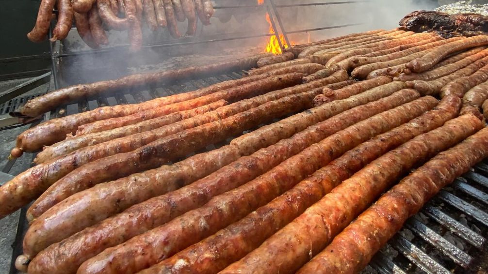 El choripán XXL que conquista Mataderos