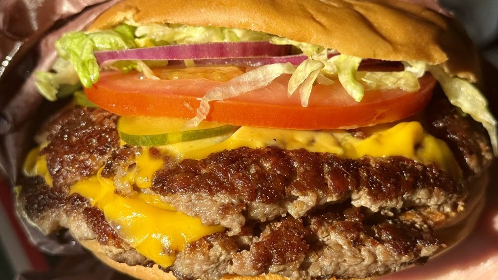 La hamburguesería que mezcla cultura urbana, sabor y estética: el nuevo boom foodie