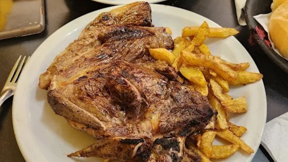 Un bodegón clásico frente al Nacional: la tapa de asado barata que conquista el centro porteño