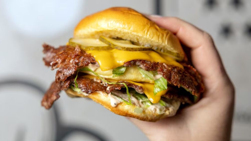 Smash burgers caseras: la técnica infalible para lograr hamburguesas bien crujientes