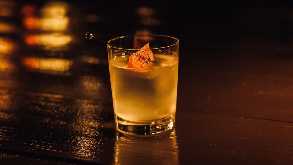 El bar donde la noche porteña se toma, se come y se vive con identidad