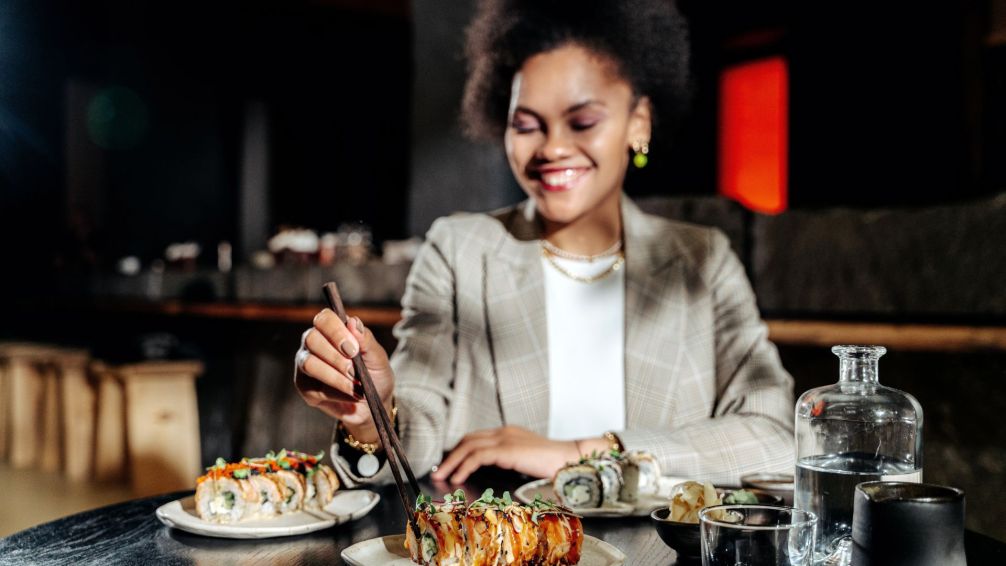 Salir a comer solo: por qué ya no es raro y cada vez es más común