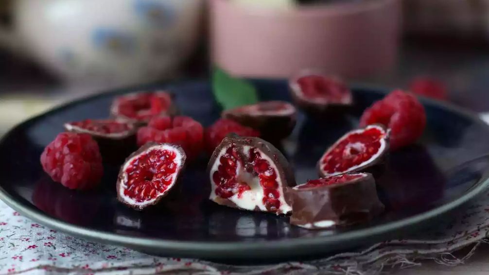 Franui caseros: cómo hacer los bombones helados de frambuesa y chocolate, paso a paso