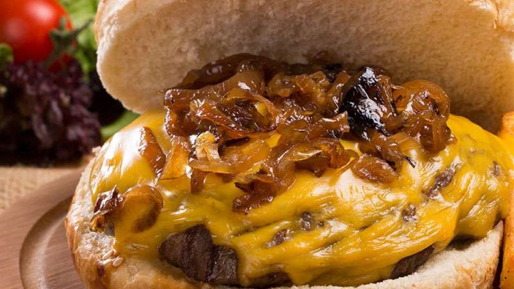 Cebolla caramelizada en vino blanco: el truco simple que levanta cualquier plato porteño