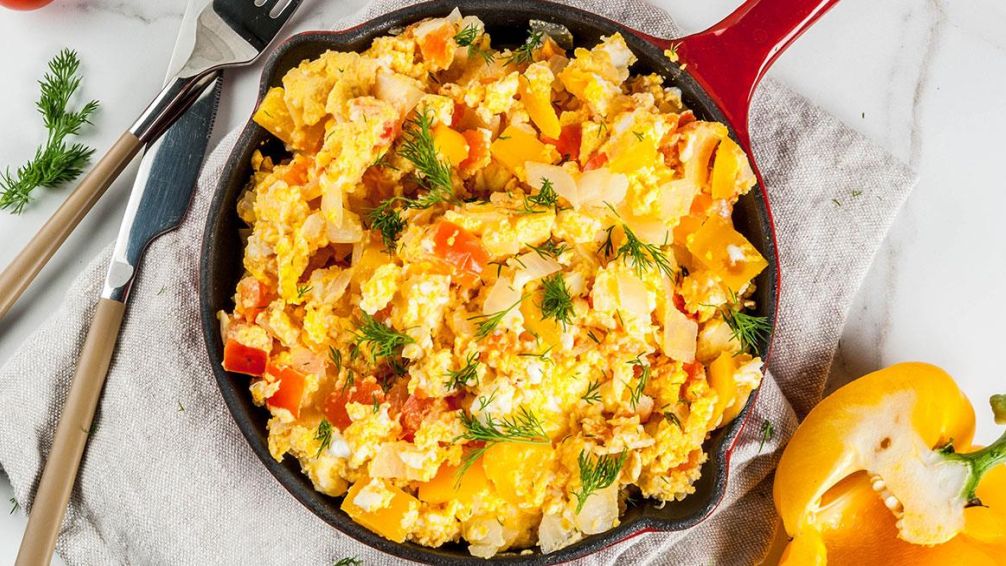 Huevos pericos: el desayuno colombiano que conquista la mesa foodie en Buenos Aires