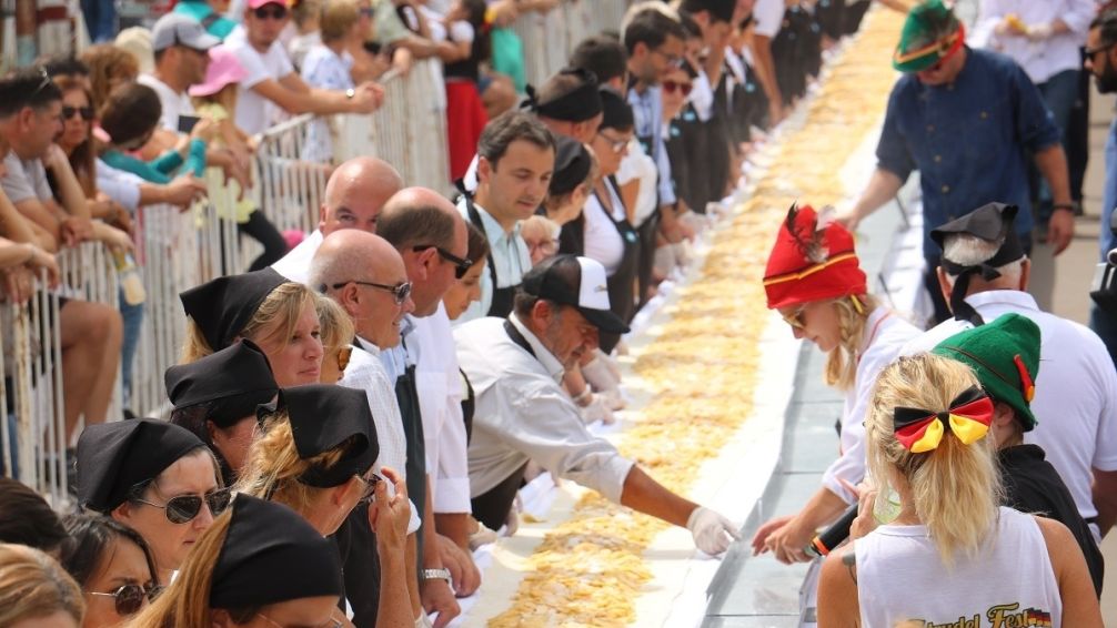 Strudel gigante y tradición alemana: la fiesta dulce que conquista a los porteños