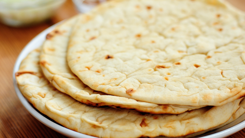 Pan árabe casero con salsa de ajo: la receta sin horno que salva cualquier picada