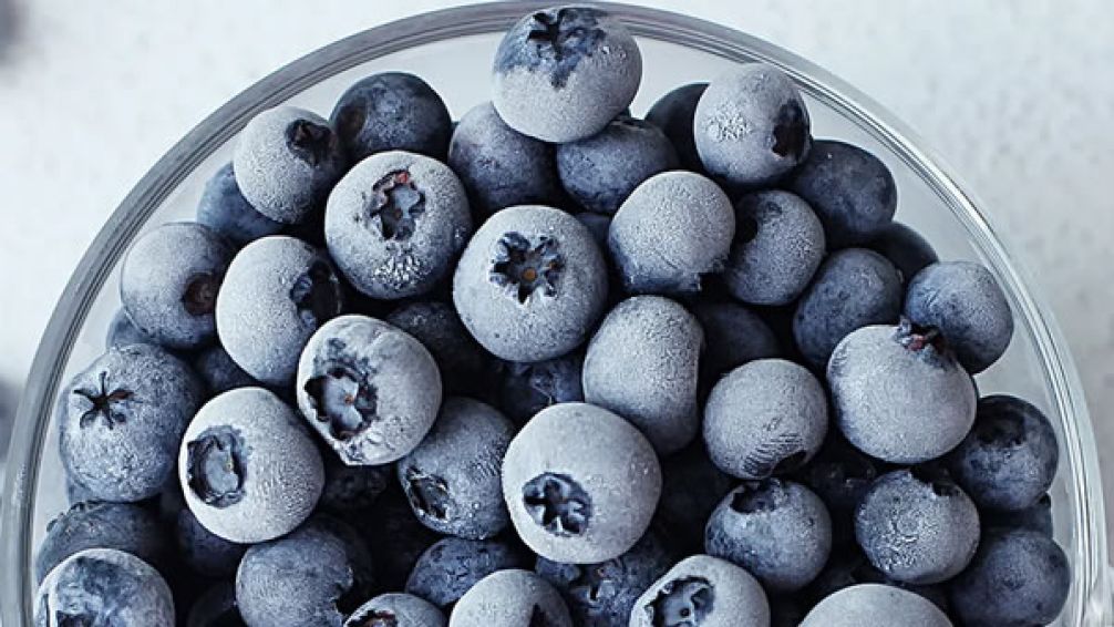 Arándanos congelados: el truco poco conocido que potencia sus beneficios nutricionales