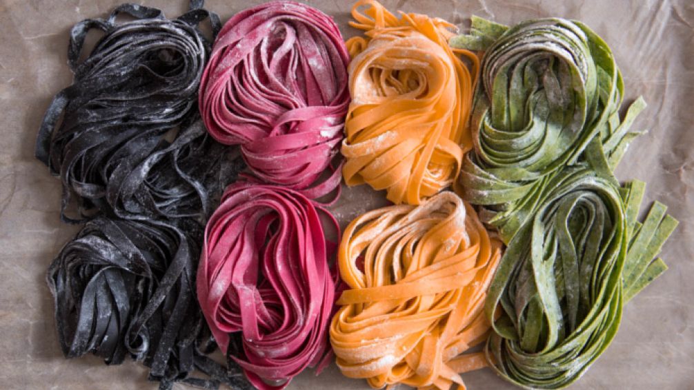 Fideos de colores sin máquina: la receta casera que conquista cocinas porteñas