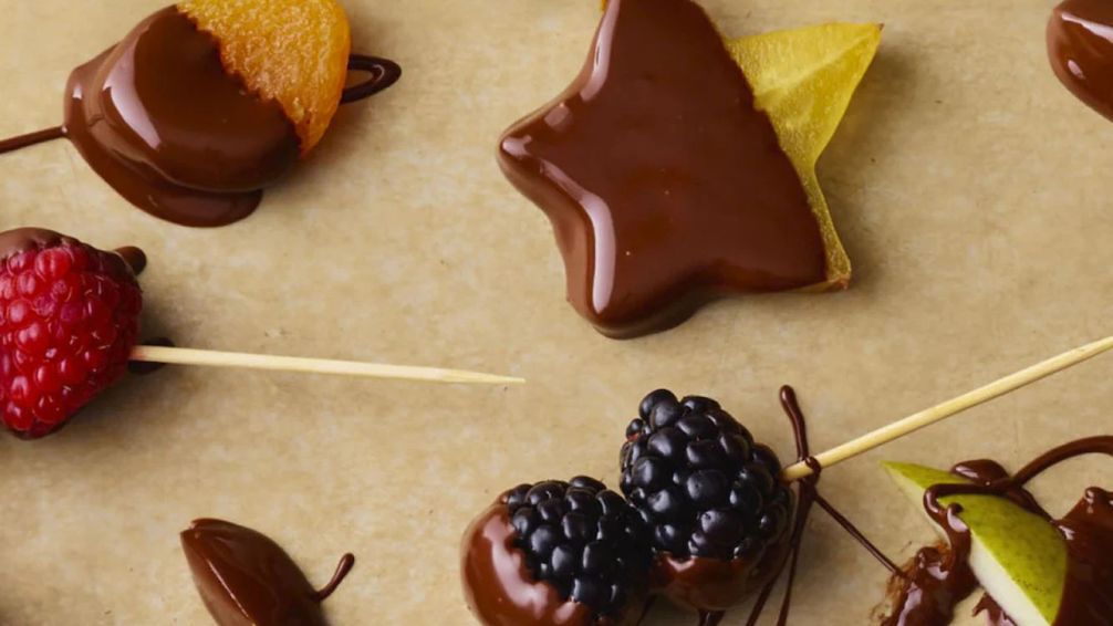 Chocolate + fruta: las combinaciones que transforman cualquier postre casero