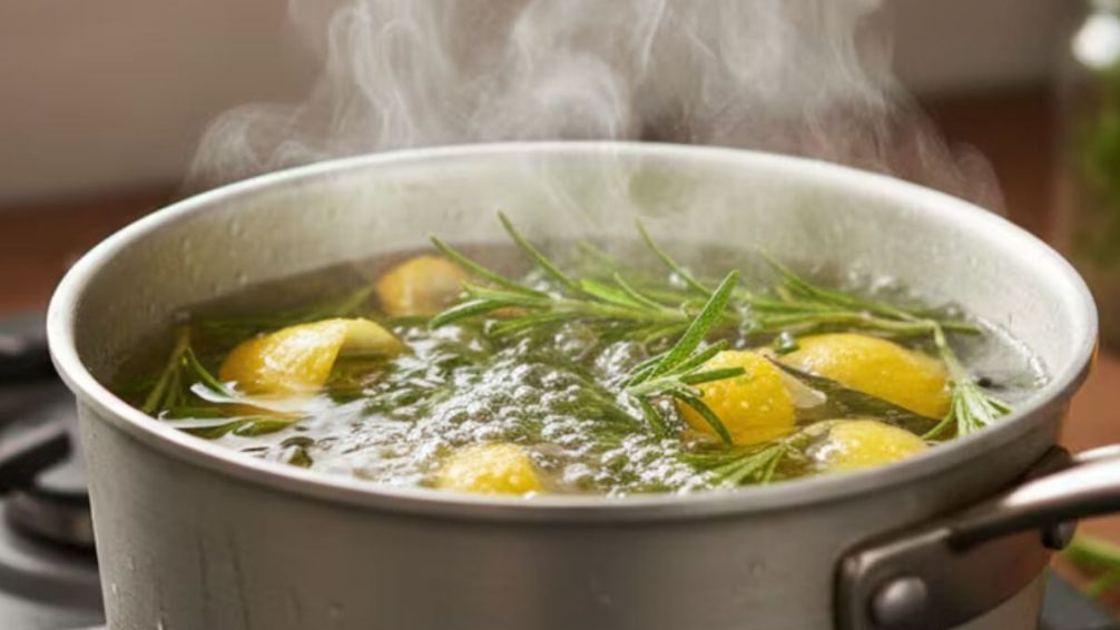 El truco del romero y el limón que muchos foodies usan para perfumar la cocina