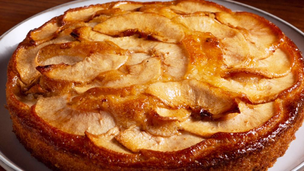 Torta invertida de manzana: el clásico que vuelve cada vez que llueve en Buenos Aires