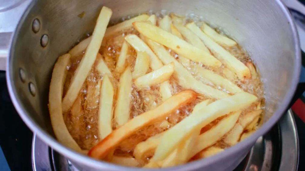 Papas fritas y huevos perfectos: el truco con vinagre que ya usan los chefs