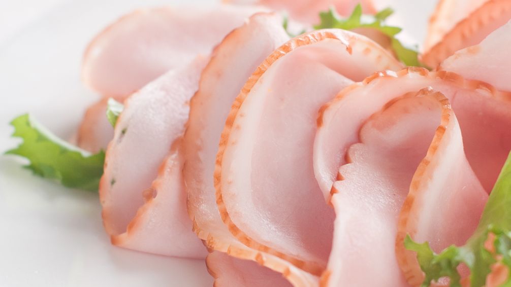 El fiambre casero que le compite al deli: cómo hacer pollo en casa fácil, rico y sin vueltas