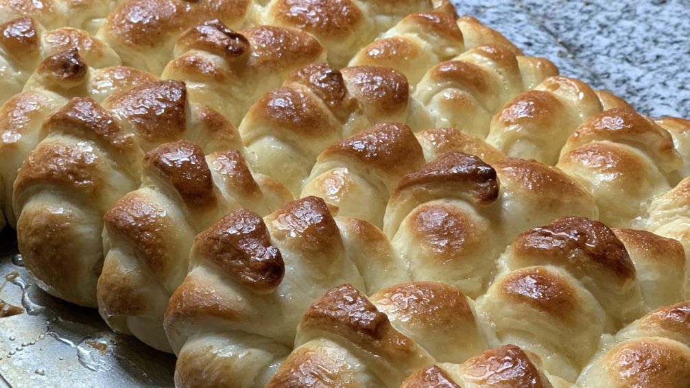 Medialunas caseras como de panadería: el secreto para lograrlas esponjosas y brillantes