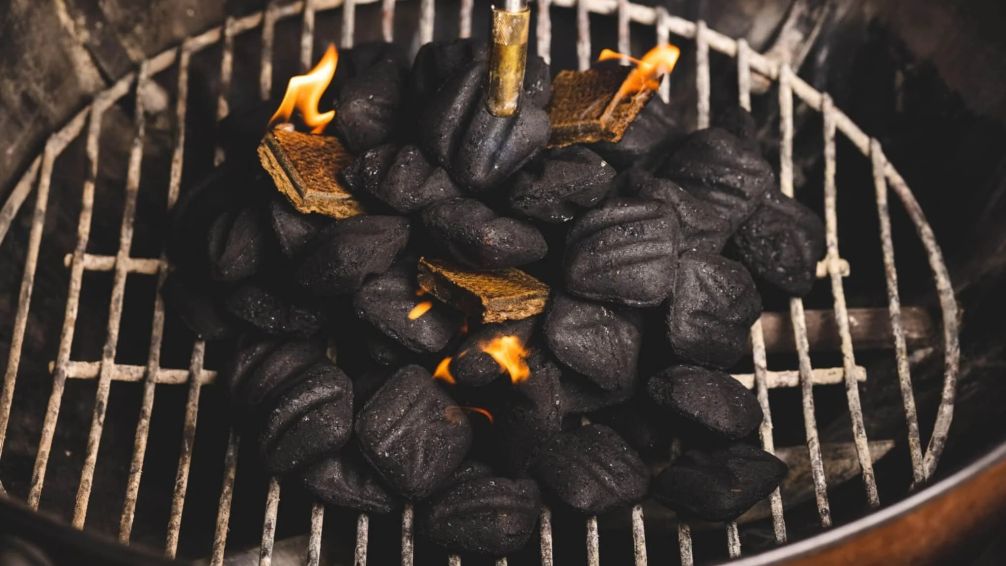 Sin papel ni leña: el carbón que enciende el asado en 1 minuto