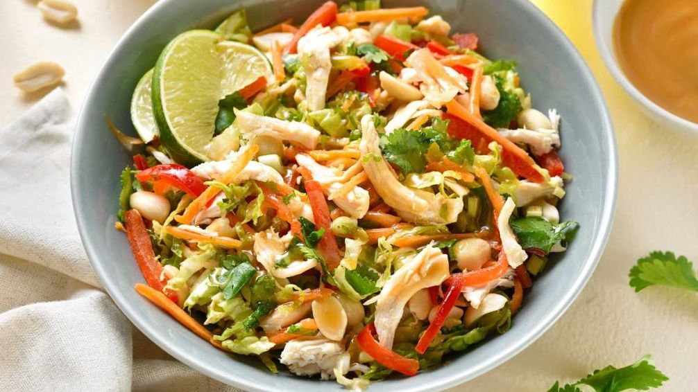 Ensalada tailandesa fresca: receta fácil, liviana y llena de sabor