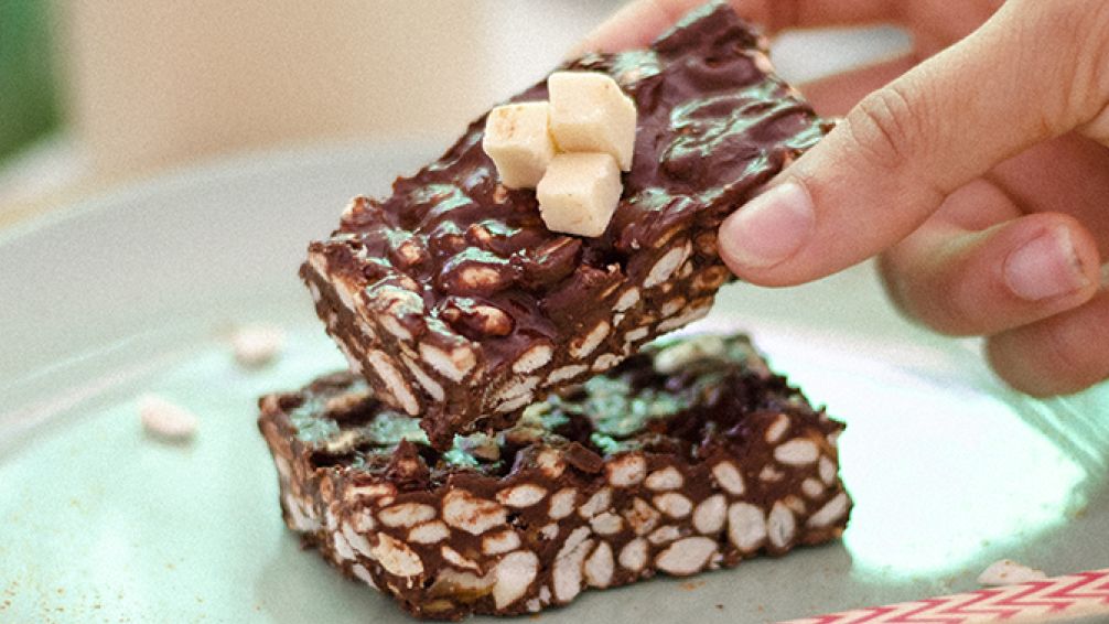 Barritas de chocolate y arroz inflado: snack fácil con solo 2 ingredientes