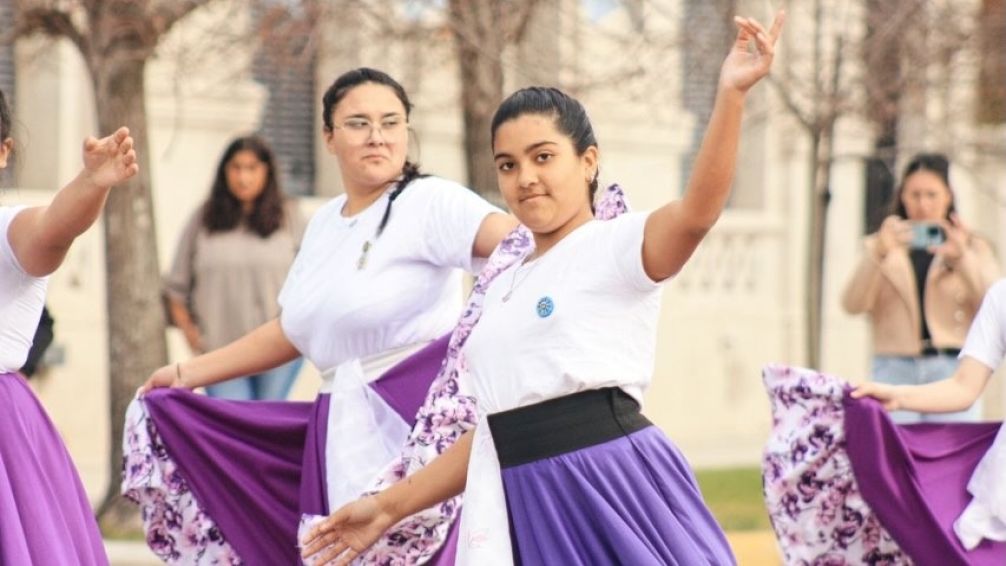 Festival Patrio en Carlos Tejedor: chocolate caliente gratis y folklore