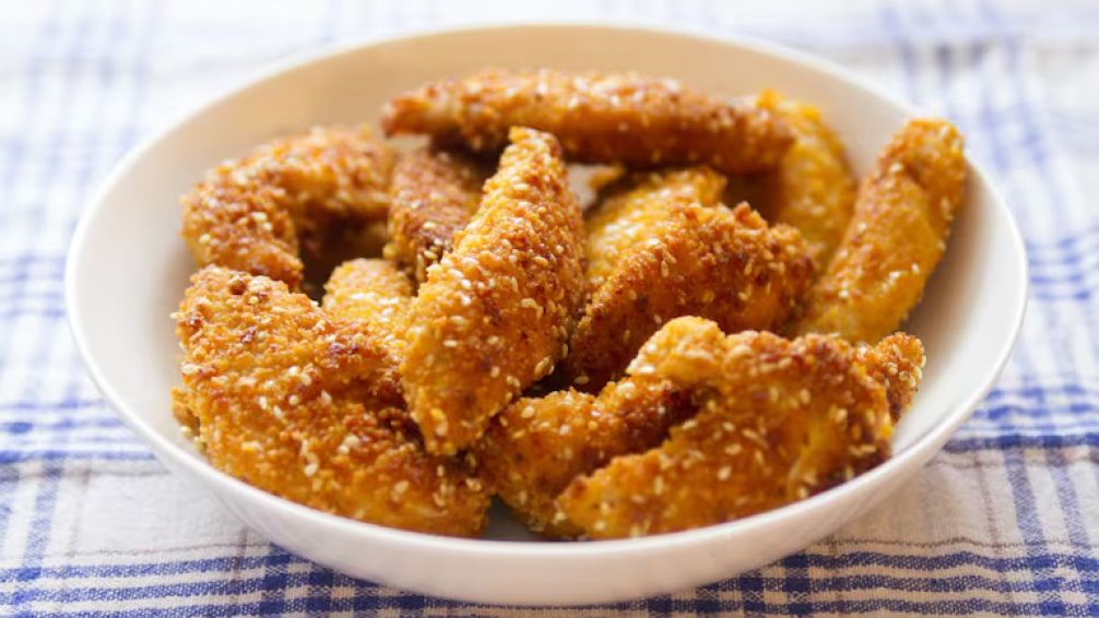 Bastones de pollo crocantes sin freír: la receta fácil que se hace al horno