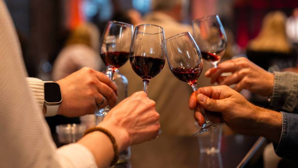 El show que mezcla vino, humor y una salida distinta en Buenos Aires
