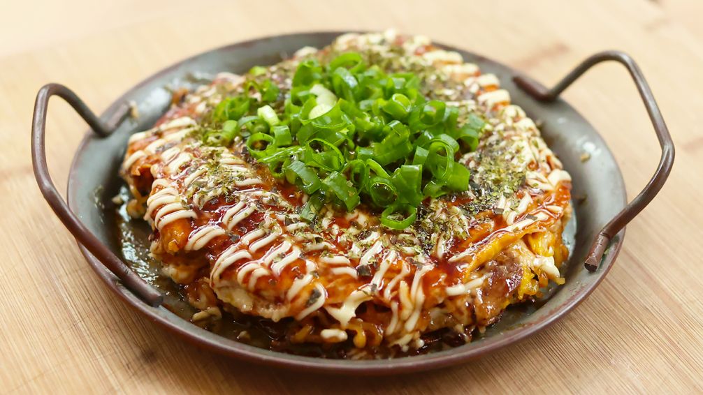 Okonomiyaki: qué es y cómo se prepara la receta japonesa