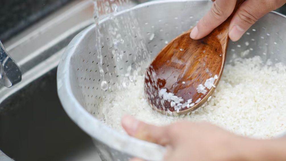Lavar arroz antes de cocinarlo: por qué conviene