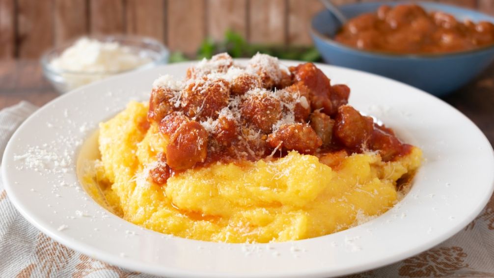 Polenta con salsa de salchicha parrillera: receta de invierno