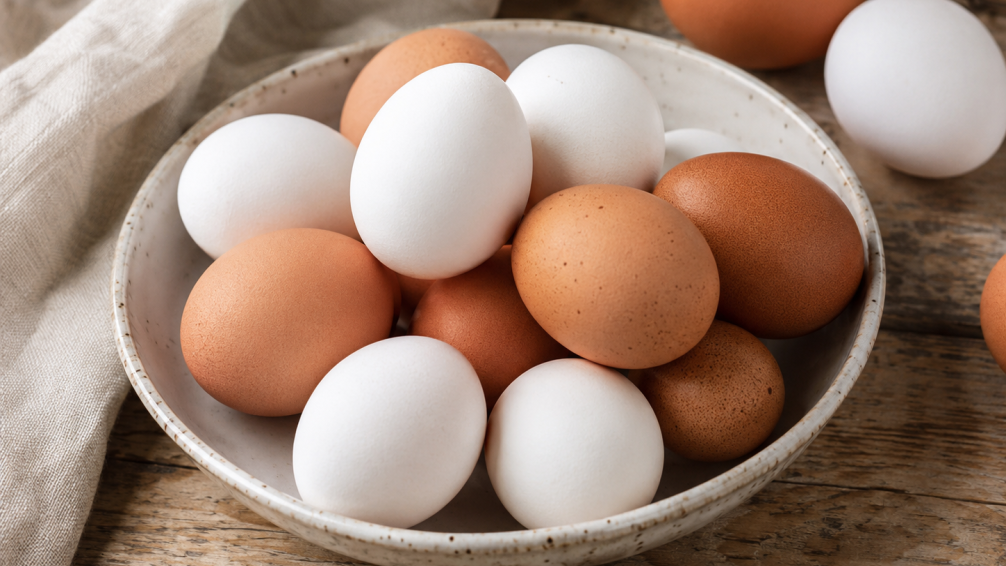 Huevos blancos o marrones: diferencias y cuál elegir