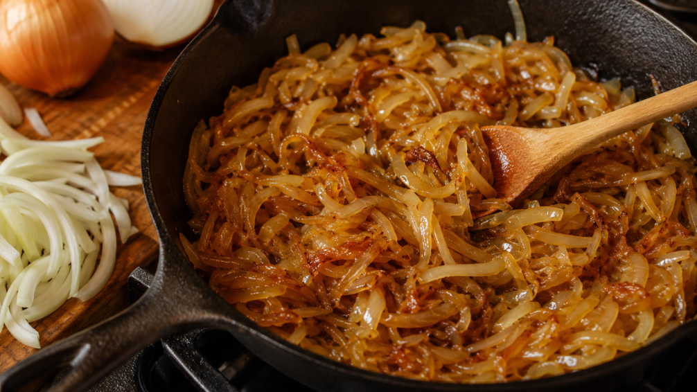 Caramelizar cebolla sin azúcar: el truco para que quede perfecta