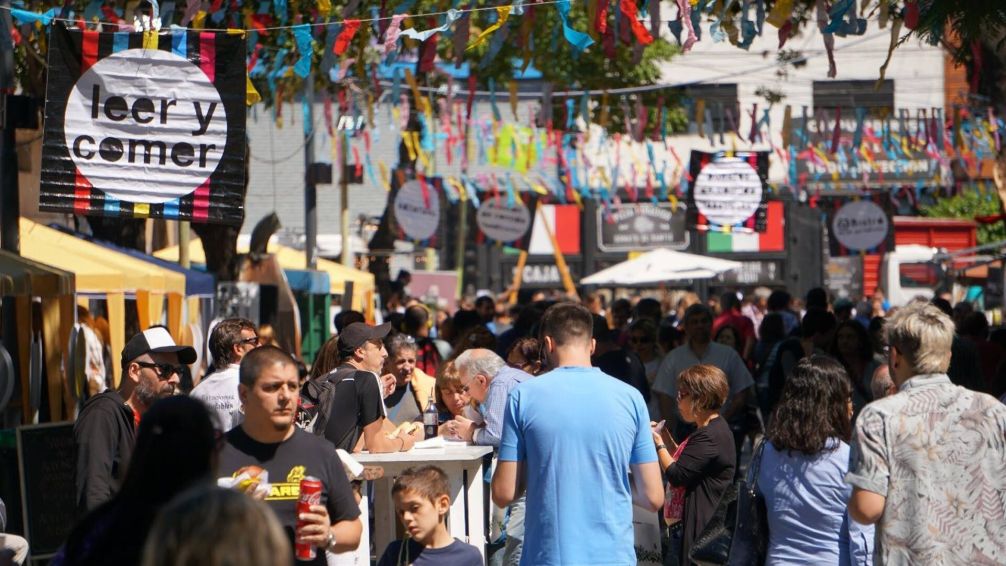 Una feria gratuita combina libros y food trucks en Chacarita